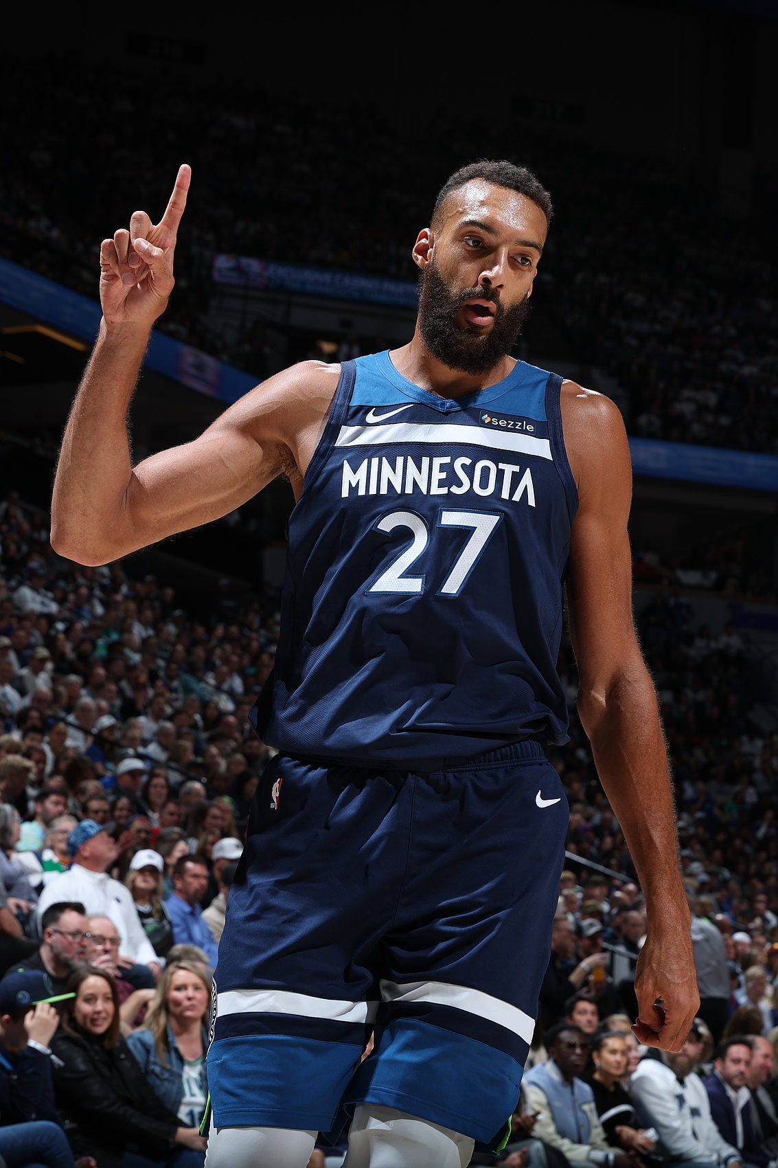 霍里：DPOY應(yīng)該由前NBA球員們來投票 因?yàn)槲覀兌朗? /></p><p>12月5日訊 近日，前NBA球員羅伯特-霍里在《Big Shot Bob》播客節(jié)目中談到了年度最佳防守球員。</p><p>霍里表示：“戈貝爾已經(jīng)證明了自己打不了奧運(yùn)會(huì)，他在關(guān)鍵時(shí)刻沒上場(chǎng)，他沒法一對(duì)一防住對(duì)手。記者們對(duì)DPOY這個(gè)獎(jiǎng)都很懶惰，他們不知道發(fā)生了什么，他們只看蓋帽或者是搶斷，他們不像對(duì)待其他獎(jiǎng)項(xiàng)那么投入。對(duì)我來說，這應(yīng)該由前NBA球員們來投票，因?yàn)槲覀兌朗?，他們不在乎。?/p>                                    </article>
                        <div   id=